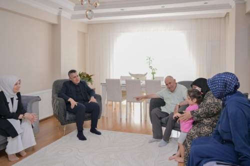Esenyurt’ta tedavi gören babalara moral ziyareti
