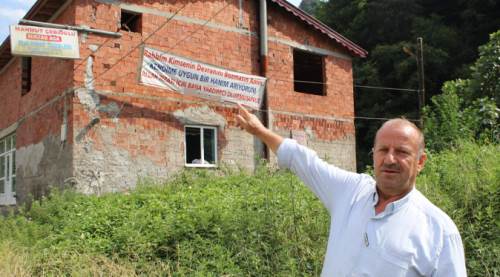 Eşi ölen adamın astığı pankart şaşkına çevirdi! 