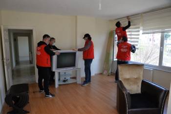 Eşinden Ayrılan Kadının Evi Ramazan Bayramı’Nda Baştan Aşağı Donatıldı
