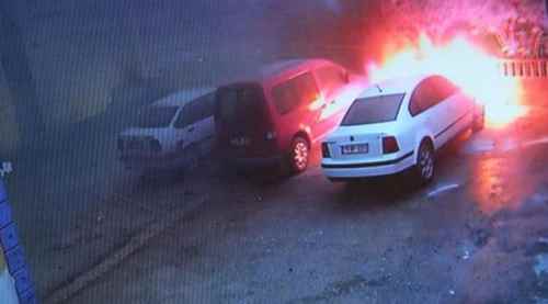 Eşine yaklaşamayınca kardeşinin arabasını yaktı