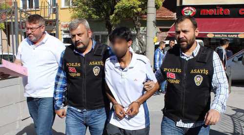 Eşini bıçaklamasını cinler söylemiş