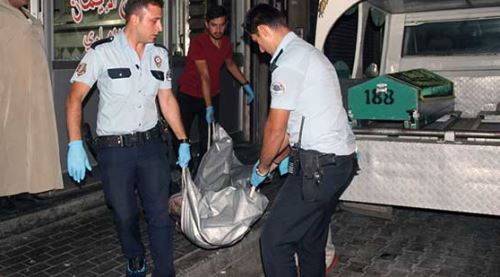 Eşini ve eşinin arkadaşını öldürüp kaçtı!