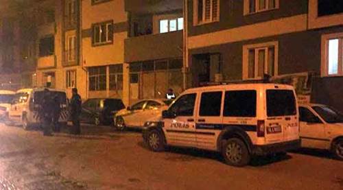 Eşinin ve bebeğinin boğazını kesip öldürdü
