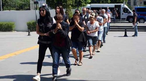 Eşiyle sorun yaşayan kadınları milyonlarca lira dolandırdılar