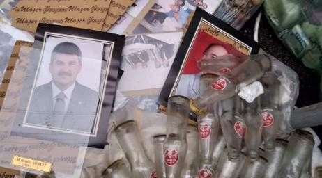Eski belediye başkanlarının fotoğraflarını çöpe attılar