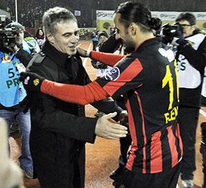 Eski hocasına acımadı