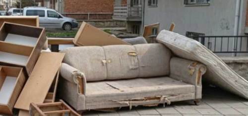 Eski koltuk ve mobilyalar sokaklara atılıyor