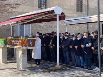 Eski Sağlık Bakanı Özsoy’Un Vefat Eden Eşi Memleketinde Toprağa Verildi
