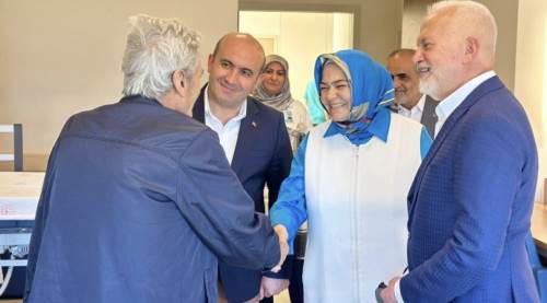 Eskişehir AK Parti vekili Gürcan'dan huzur evine bayram ziyareti!