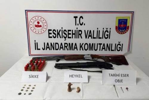 Eskişehir Alpu’da “Anadolu Mirası” operasyonu! Tarihi sikkeler ve heykeller ele geçirildi