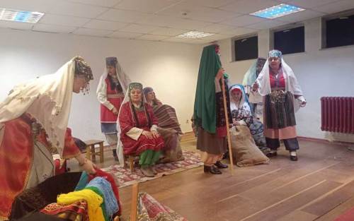 Eskişehir Anadolu Bacıları Tiyatro Topluluğu'ndan tiyatro gösterisi