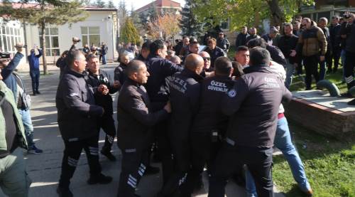 Eskişehir Anadolu Üniversitesi'nde protesto yapan öğrencilere sert müdahale!