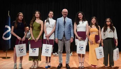 Eskişehir Anadolu Üniversitesi öğrencileri dünya sahnelerinde