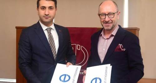 Eskişehir Anadolu Üniversitesi öğrencileri için imzayı attı