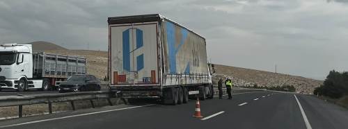 Eskişehir-Ankara yolunda kontrolden çıkan tır bariyerlere çarptı