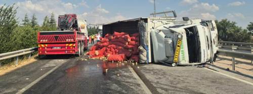 Eskişehir-Ankara yolunda soğan yüklü tır devrildi: 2 çocuk yaralandı!