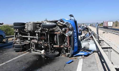  Eskişehir-Ankara yolunda trafo yüklü kamyon devrildi, trafik felç oldu