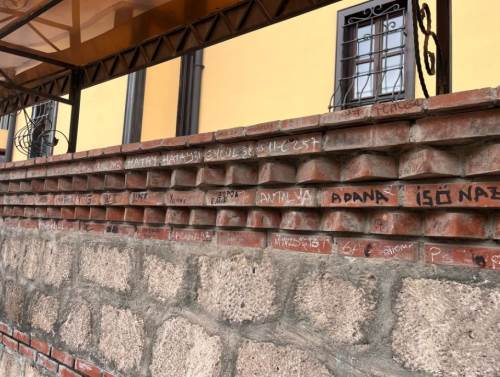 Eskişehir Balmumu müzesi önündeki duvar yazılarla doldu