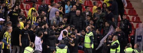 Eskişehir Basket - Fenerbahçe Doğuş maçında kavga 