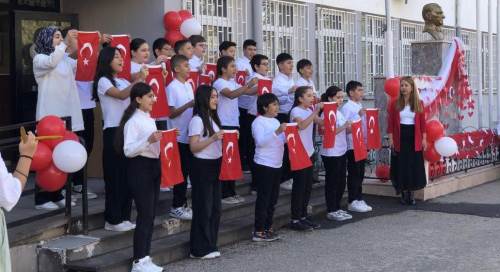 Eskişehir Battalgazi Ortaokulu öğretmen ve öğrencilerinden Cumhuriyet konseri