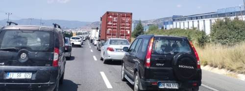 Eskişehir-Bozüyük yolunda kilometrelerce araç kuyruğu oluştu