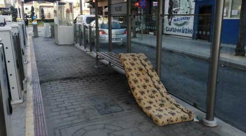 Eskişehir bunu da gördü: Tramvay durağında "yatak"