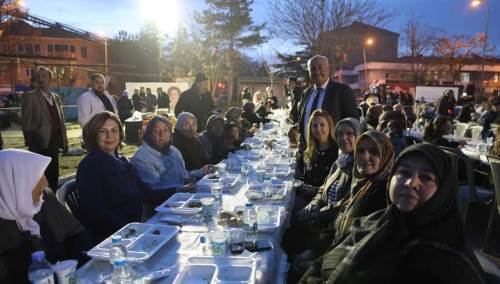 Eskişehir Büyükşehir Belediyesi Alpu’da ramazan sofrasını kurdu