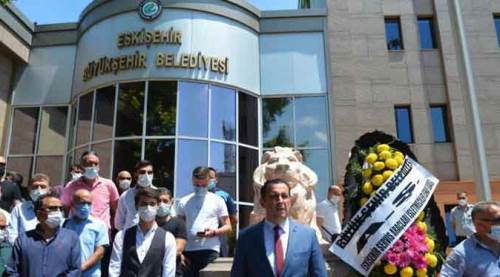 Eskişehir Büyükşehir Belediyesine siyah çelenkli protesto!