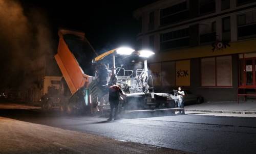 Eskişehir Büyükşehir gece mesaisinde: Caddeler yenileniyor