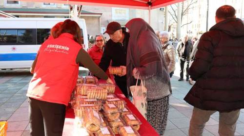 Eskişehir Büyükşehir paket paket dağıttı!