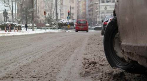 Eskişehir caddelerinde kar yerini bu manzaraya bıraktı!