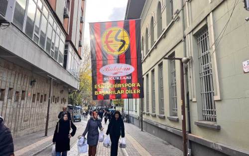Eskişehir çarşısı Eskişehirspor bayraklarıyla renklendi