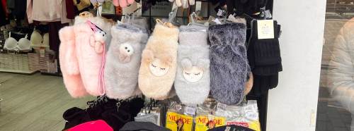 Eskişehir çarşısında eldiven tezgâhları kış renkleriyle canlanıyor