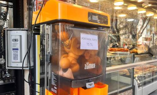 Eskişehir çarşısında sıkma portakal suyu 75 lira