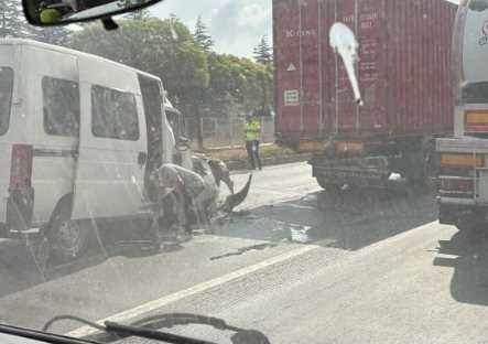 Eskişehir Çevre Yolu'nda tıra çaptı: Sürücü araçta sıkıştı