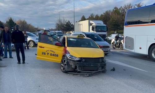 Eskişehir çevre yolunda kaza: Ticari taksiye arkadan çarptı