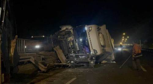 Eskişehir çevre yolunda trafik kazası: Tır yan yattı, trafik durdu