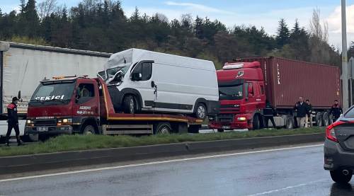 Eskişehir çevre yolunda zincirleme kaza: Şoför kabinine sıkıştı!
