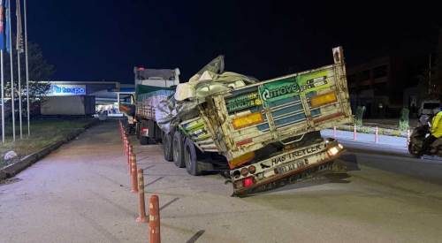 Eskişehir çevreyolunda yükü kayan tır trafiği aksattı