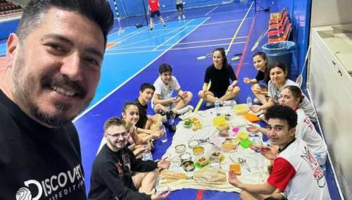 Eskişehir'de 'altın jenerasyon' spor salonunda iftar yaptı