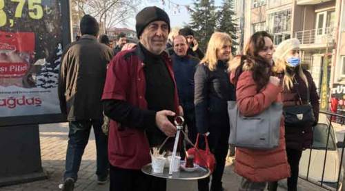 Eskişehir'de “emekli eden” çay satışı!