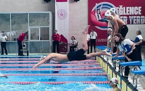 Eskişehir’de “Okul Sporları Gençler İl Birinciliği Yüzme” müsabakaları devam ediyor