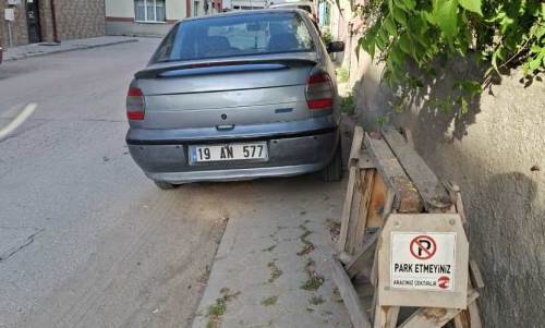 Eskişehir’de “Park Etmeyiniz” levhasının dibine araç park edildi