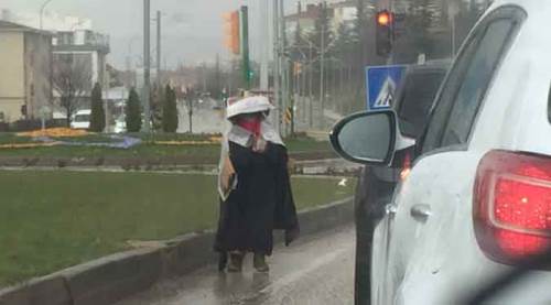 Eskişehir'de 'pes' dedirten görüntü: Yağmur, virüs demeden...