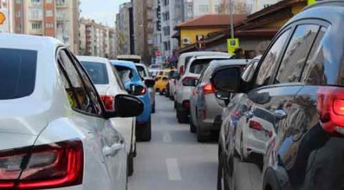 Eskişehir'de "pes" dedirten trafik!