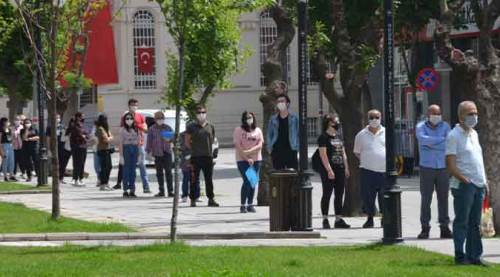 Eskişehir'de, sokağa çıkma yasağında orada kuyruk vardı!