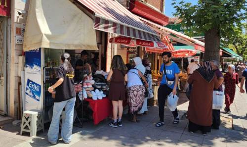 Eskişehir'de "ucuz terlik" kuyruğu