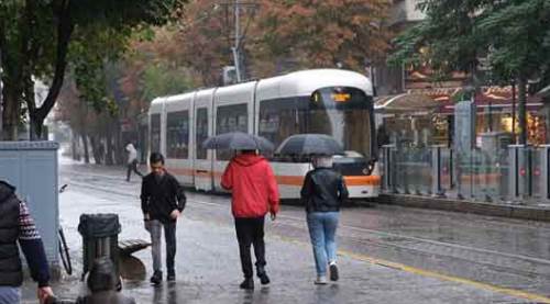 Eskişehir'de "yağmurlu" pazar