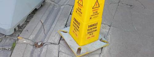 Eskişehir'de  yaya güvenliğini tehdit eden pano tepki çekiyor!