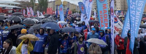 Eskişehir’de 1 Mayıs kutlaması: Yağmura rağmen meydan doldu